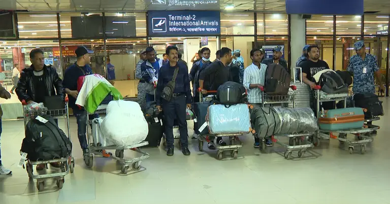 ইরান থেকে প্রবাসীদের দেশে ফিরেছেন